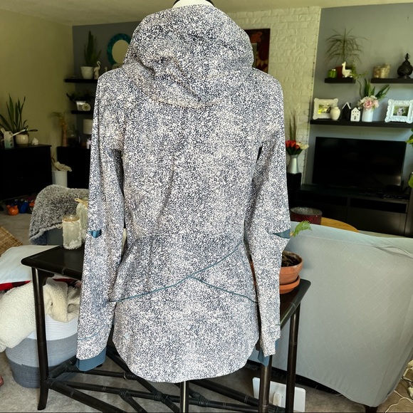 Lululemon Runaway Jacket - Picture 7 of 15